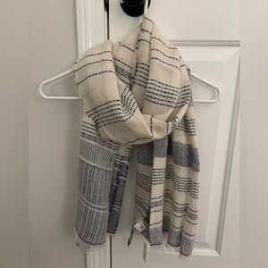 GAP Off-White and Navy Patterned Scarf